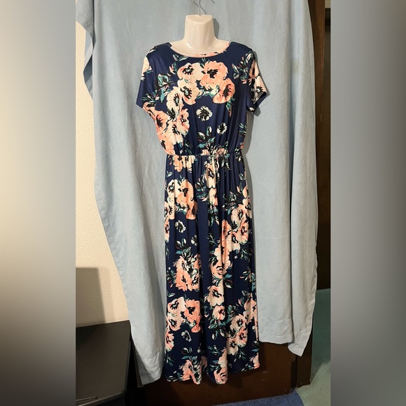 Dresses & Skirts - Floral Maxi Dress